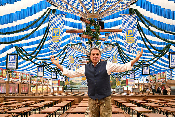 Festhalle Bayernland-Wirt Peter Schöniger freut sich auf das Frühlingsfest. In seinem Zelt wird das Eröffnungsfass angezapft. Festhalle Bayernland-Wirt Peter Schöniger freut sich auf das Frühlingsfest. In seinem Zelt wird das Eröffnungsfass angezapft.