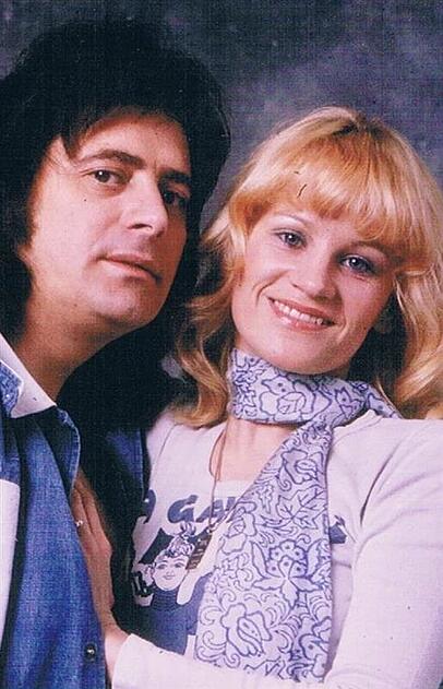 Rena Bilsbury und Mann Jimmy im Jahr 1974. Der Leads&auml;nger der Les Humphries Singers verstarb 2003.