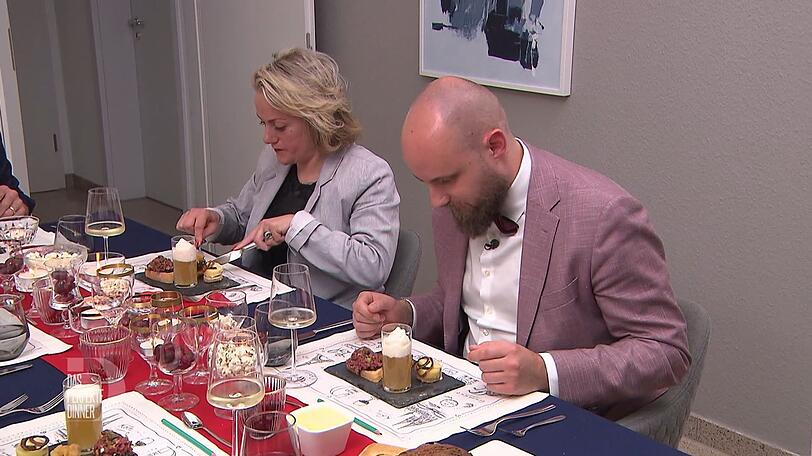 Shirin und Frederik sind von den kleinen Vorspeisen-Variationen begeistert. Shirin und Frederik sind von den kleinen Vorspeisen-Variationen begeistert.