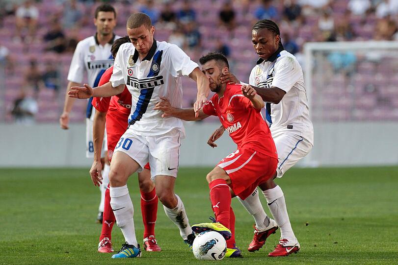 Giannis Fetfatzidis, hier bei einem Champions-League-Spiel im Duell mit den Inter-Stars Luc Castaignos (li.) und Joel Obi, könnte im Winter leihweise von Olympiakos Piräus zu 1860 wechseln.