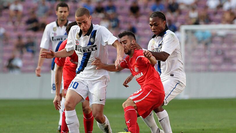 Giannis Fetfatzidis, hier bei einem Champions-League-Spiel im Duell mit den Inter-Stars Luc Castaignos (li.) und Joel Obi, könnte im Winter leihweise von Olympiakos Piräus zu 1860 wechseln.