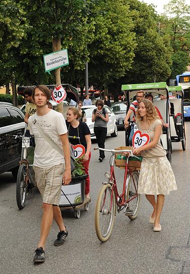 Die Demonstranten von Green City in der Theresienstraße.