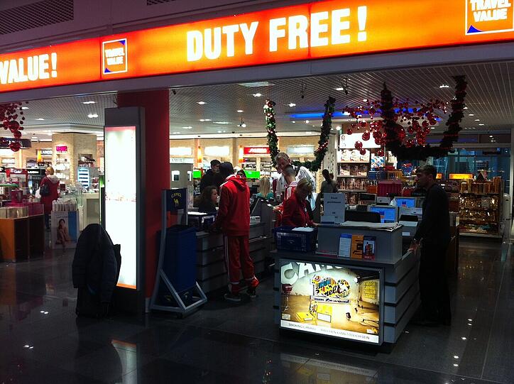 Schnell noch in den Duty-Free-Shop: Vor ihrem Abflug shoppen die FC Bayern-Spieler im Flughafen München. Die Bilder vom Abflug.