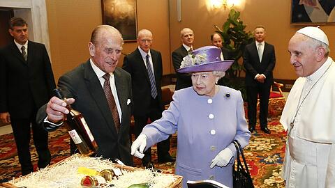Die Queen und der Papst scheinen sich sehr gut zu verstehen.