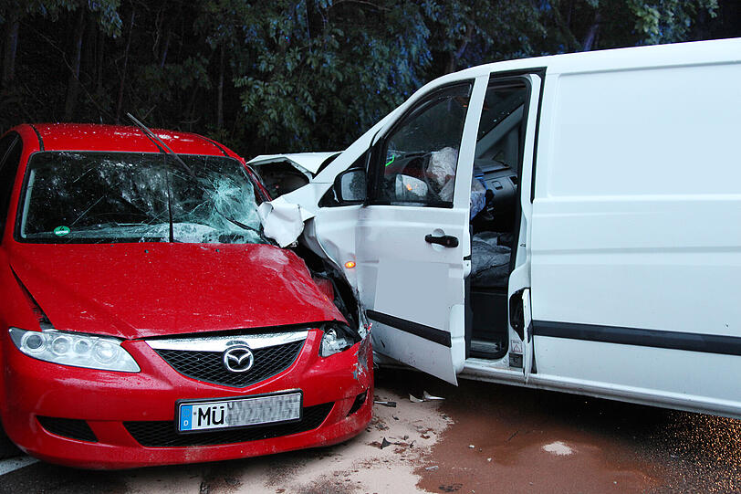 Die Bilder vom Unfall auf der Staatsstraße 2091 am Pürtner Berg.