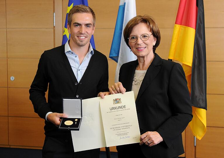 Weltmeister und FC Bayern Kapitän Philipp Lahm hat die bayerische Staatsmedaille für soziale Verdienste von Bayerns Sozialministerin Emilia Müller (CSU) erhalten.