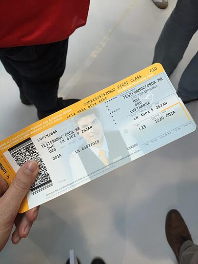 ...und sogar Flugtickets. Die müssen netürlich vorgezeigt werden.
