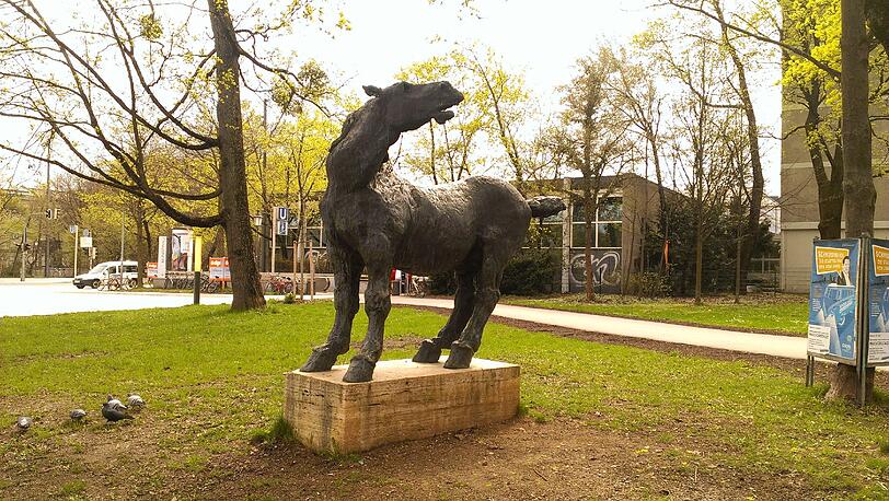 Vorm Königsplatz in der Brienner Straße geht ein Gaul durch: Alexander Fischers "Wildes Pferd".