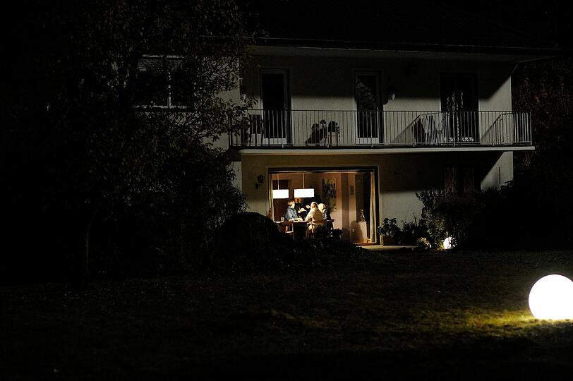 ... saß dort zum Beispiel die Schauspielerin Kyra Sophia Kare ("Fack Ju Göhte) auf der Terrasse...