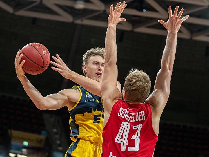Oldenburgs Jacob Hollatz (l) in Aktion gegen Bambergs Christian Sengfelder.