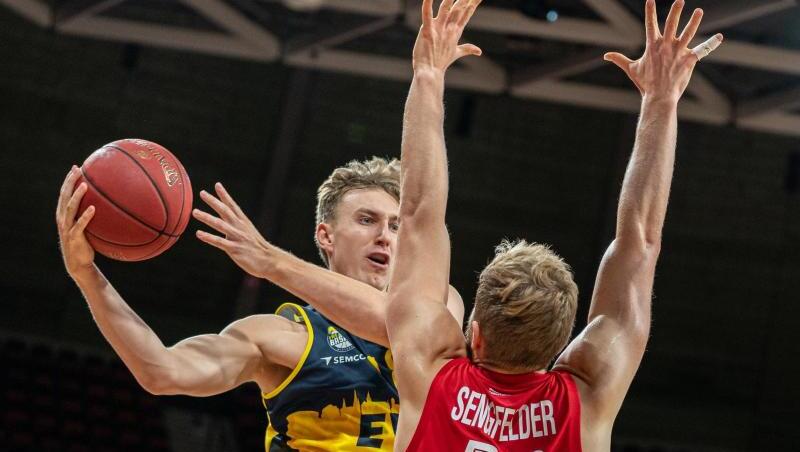 Oldenburgs Jacob Hollatz (l) in Aktion gegen Bambergs Christian Sengfelder. Oldenburgs Jacob Hollatz (l) in Aktion gegen Bambergs Christian Sengfelder.