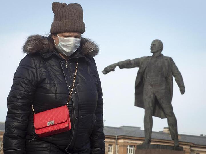 "Diese Infektion kennt keine Grenzen": Eine Frau unterwegs mit Gesichtsmaske in St. Petersburg.