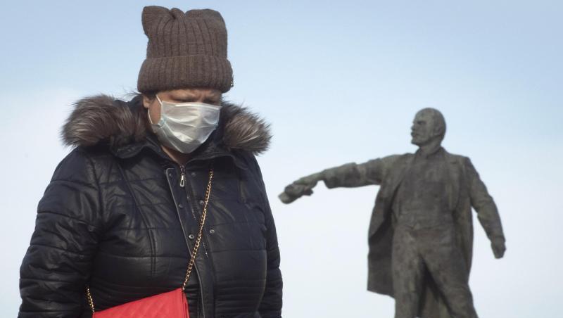 "Diese Infektion kennt keine Grenzen": Eine Frau unterwegs mit Gesichtsmaske in St. Petersburg. "Diese Infektion kennt keine Grenzen": Eine Frau unterwegs mit Gesichtsmaske in St. Petersburg.