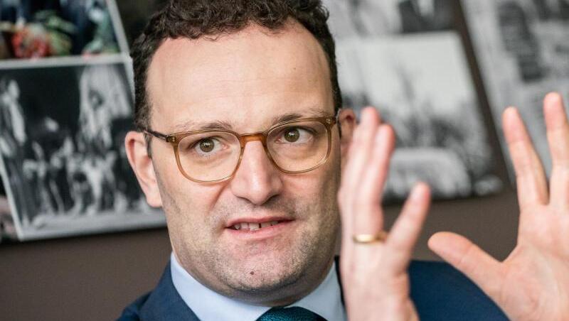 Jens Spahn (CDU), Bundesgesundheitsminister, aufgenommen während eines Interviews mit der dpa Deutsche Presse-Agentur GmbH.