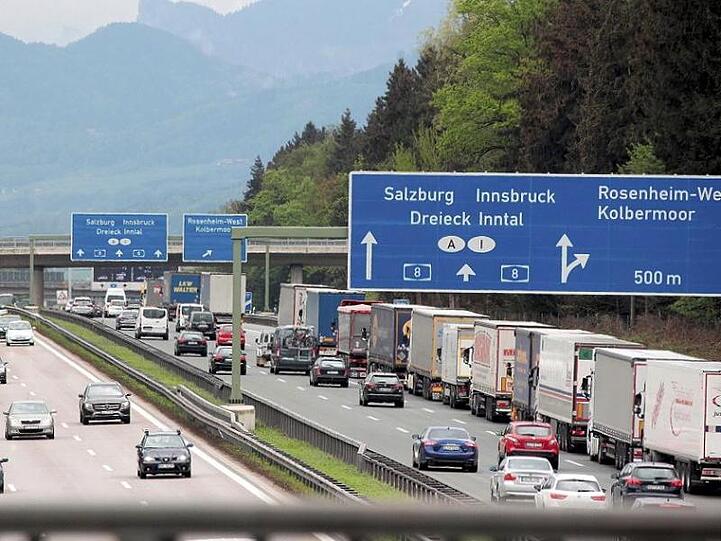 Stau auf der Autobahn 8 bei Rosenheim: Die Strecke nach Österreich und Südtirol ist im Sommer chronisch überlastet.
