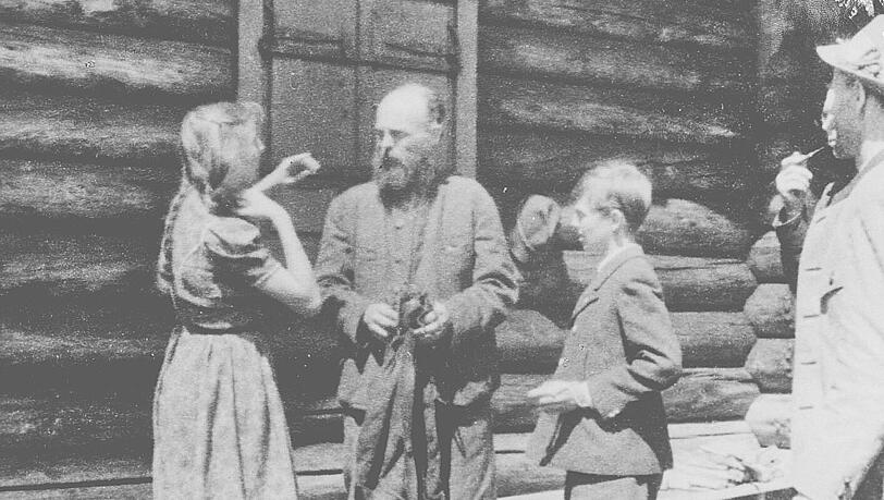 Prinz Albrecht – aus Protest ließ er sich im Lager den Bart wachsen – mit den Kindern Marie Gabrielle und Franz vor der Jagdhütte bei Ammerwald. Prinz Albrecht – aus Protest ließ er sich im Lager den Bart wachsen – mit den Kindern Marie Gabrielle und Franz vor der Jagdhütte bei Ammerwald.