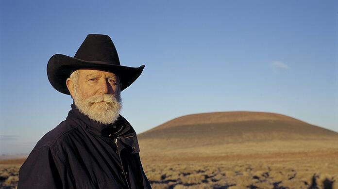 Der Meister und sein Meisterwerk: James Turrell steht vor seinem Opus Magnum, dem "Roden Crater" in Arizona.