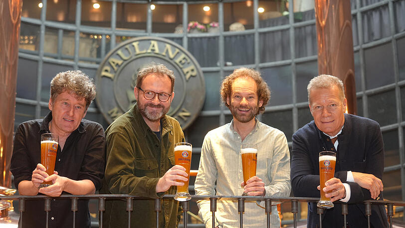 V.l.: Die Singspiel-Autoren Richard Oehmann und Stefan Betz, Fastenredner Maximilian Schafroth und Noch-Paulaner-Chef Andreas Steinfatt auf dem Nockherberg.