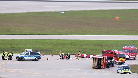Polizei und Feuerwehr sind am Münchner Flughafen im Einsatz.