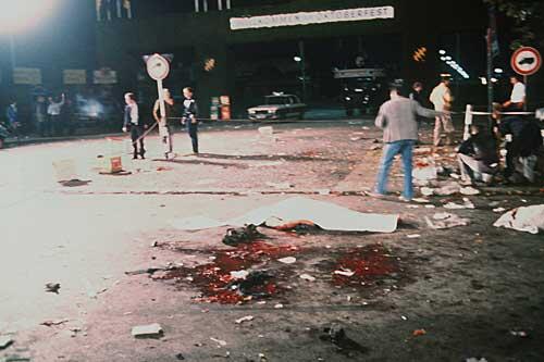Eine grauenvolle Szenerie: Am 26. September 1980 explodiert in einem Papierkorb am Haupteingang des Oktoberfests eine Rohrbombe, 13 Menschen sterben.