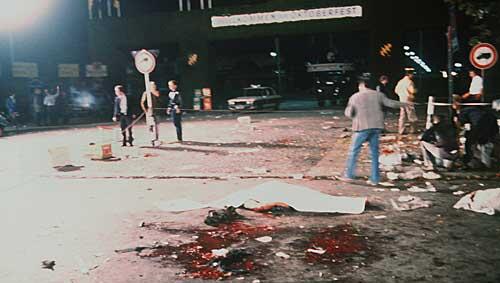Eine grauenvolle Szenerie: Am 26. September 1980 explodiert in einem Papierkorb am Haupteingang des Oktoberfests eine Rohrbombe, 13 Menschen sterben. Eine grauenvolle Szenerie: Am 26. September 1980 explodiert in einem Papierkorb am Haupteingang des Oktoberfests eine Rohrbombe, 13 Menschen sterben.