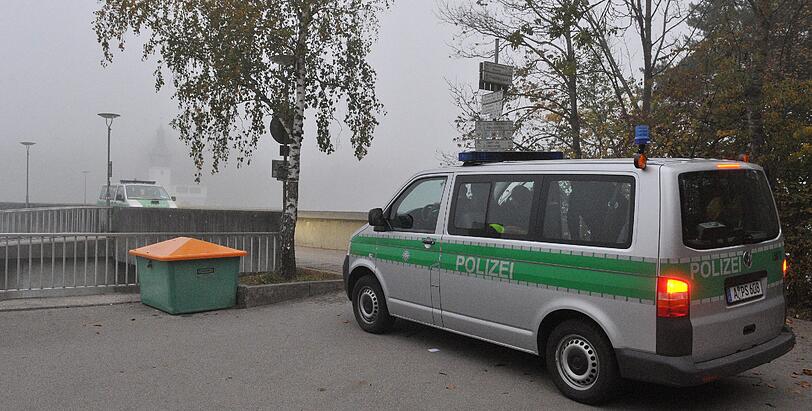 Ein Polizeiwagen steht auf einem Steg über dem Lech in Augsburg. Hier wurde in der Nacht auf Freitag bei einer Kontrolle ein Polizist erschossen.