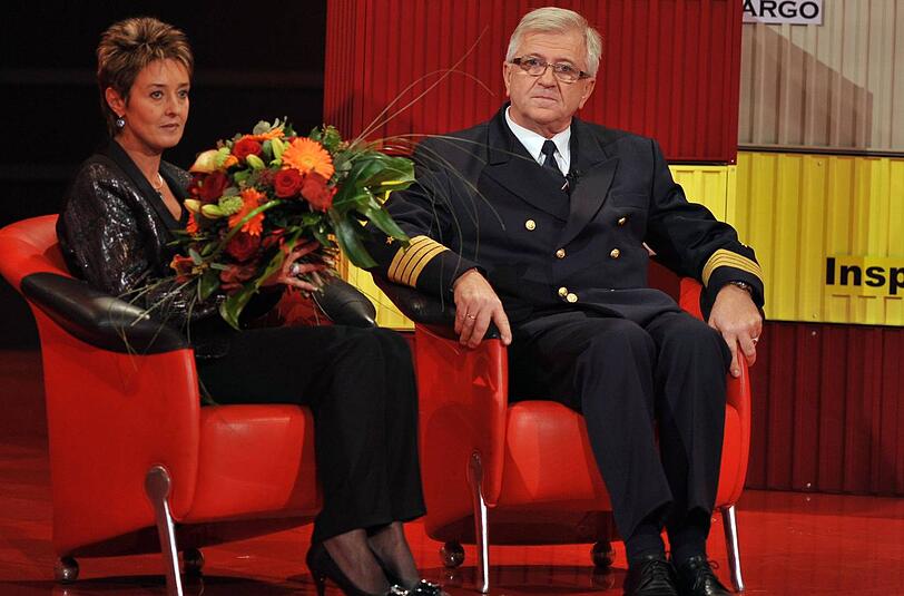 Krzystof Kotiuk, Kapitän des von somalischen Piraten entführten Containerschiffes "Hansa Stavanger", ist mit seiner Frau Bozena zu Gast beim RTL-Jahresrückblick "2009! Menschen - Bilder - Emotionen" zu Gast.