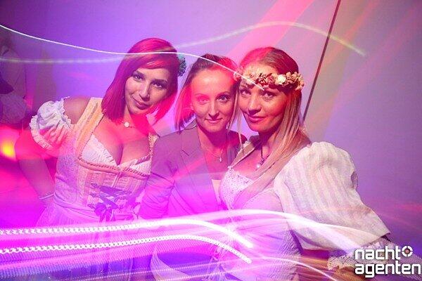 Fesche Madln und stramme Buam haben natürlich auch im Tor Club ordentlich gefeiert. Mehr Bilder unter: href="http://www.nachtagenten.de/event/19.09.2015/tor-club/tor-club-wiesn-2015-time-to-r-eh-ab.332566.html