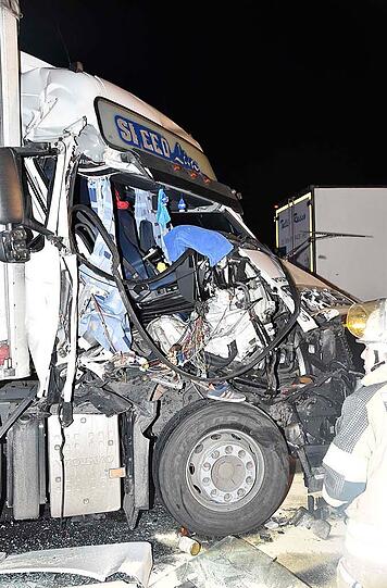 Bilder vom Auffahrunfall auf der A99 bei Aschheim.