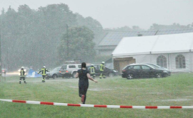 Durch die Sturmböen und Wassermassen drohte am Samstagabend in Buch am Buchrain ein Festzelt einzustürzen.