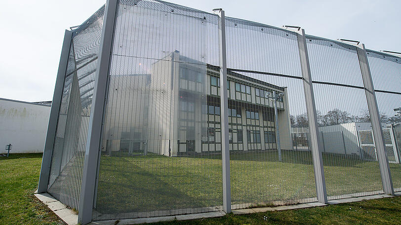Bezirkskrankenhaus Parsberg: Vor dem Fachklinikum für junge Drogenabhängige und für Forensische Psychiatrie und Psychotherapie befindet sich ein Sicherheitszaun.