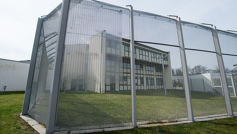 Bezirkskrankenhaus Parsberg: Vor dem Fachklinikum für junge Drogenabhängige und für Forensische Psychiatrie und Psychotherapie befindet sich ein Sicherheitszaun. Bezirkskrankenhaus Parsberg: Vor dem Fachklinikum für junge Drogenabhängige und für Forensische Psychiatrie und Psychotherapie befindet sich ein Sicherheitszaun.