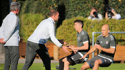 "Was, wenn Robert mal ausgepowert ist oder eine Pause braucht?", fragt Bayern-Trainer Jupp Heynckes (links) und fordert einen Neuzugang, der Lewandowski (Zweiter von rechts) mal entlasten kann.