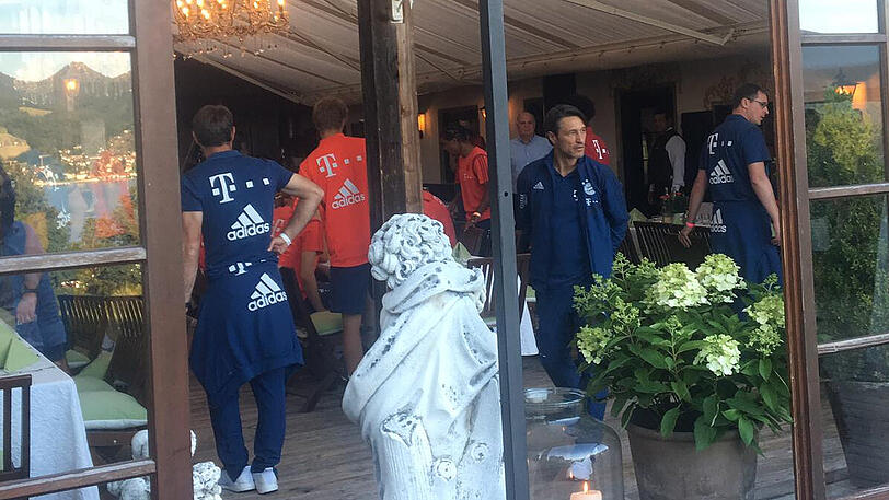 Die Terrasse mit herrlichem Blick auf den Tegernsee bebte: Der Tross des FC Bayern feierte beim Trainingslager ausgelassen - und so mancher offenbarte dabei ungeahnte Talente.