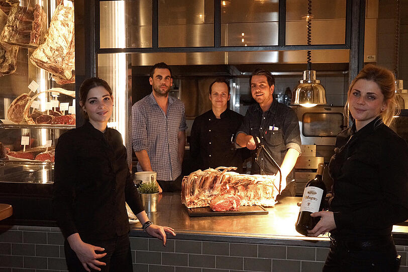Fleisch gibt es im neuen Steak-Restaurant Weinbauers Metzgerei aus dem Schaukasten und vom sympathischen Team.