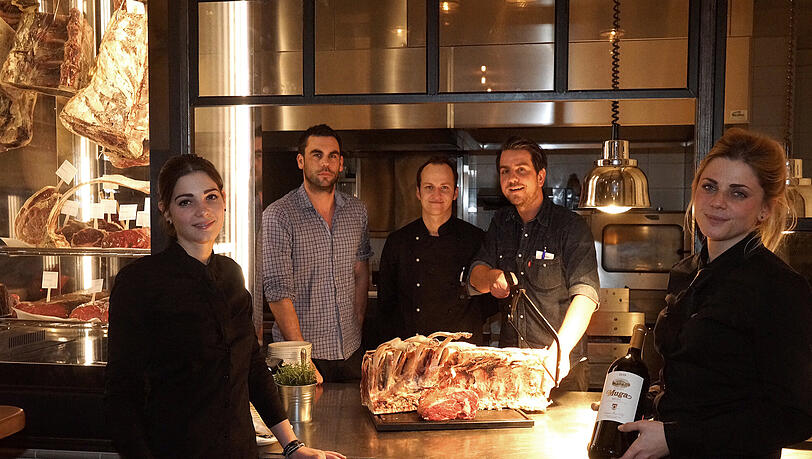 Fleisch gibt es im neuen Steak-Restaurant Weinbauers Metzgerei aus dem Schaukasten und vom sympathischen Team. Fleisch gibt es im neuen Steak-Restaurant Weinbauers Metzgerei aus dem Schaukasten und vom sympathischen Team.