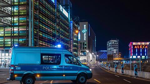 Ein Polizeiauto sperrt die Grunerstraße in Berlin ab.