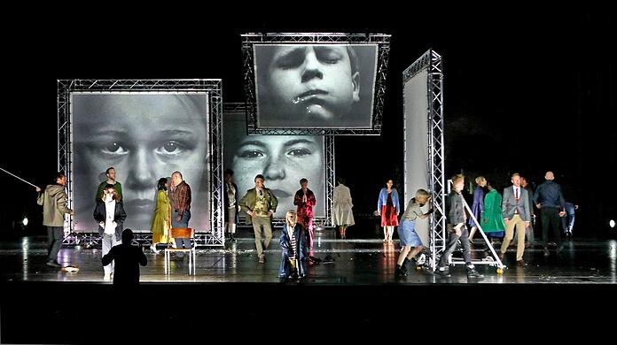 Mit großem Ensemble und vielen Bühnenideen inszeniert Bieito die zehn Gebote im Residenztheater.