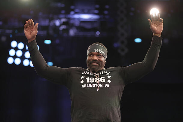 Kampfname "War" (Krieg): Dereck Chisora. Kampfname "War" (Krieg): Dereck Chisora.