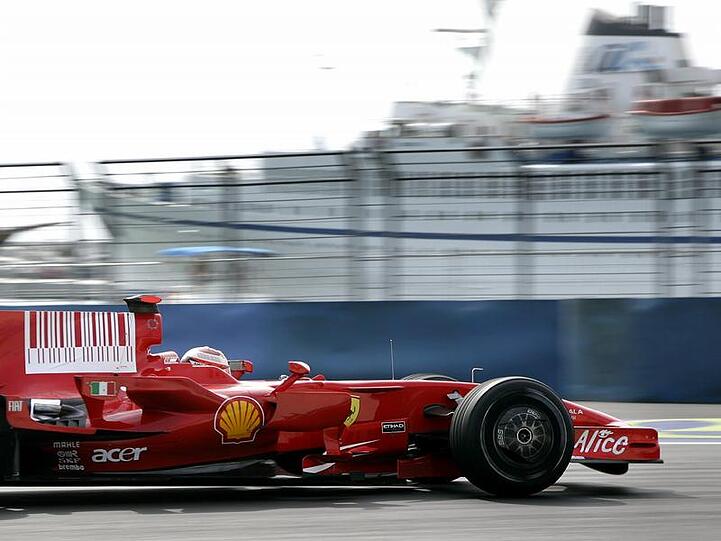 Durch die Straßen von Valencia: Der Finne Kimi Räikkönen am Freitag beim ersten Training in seinem Ferrari.