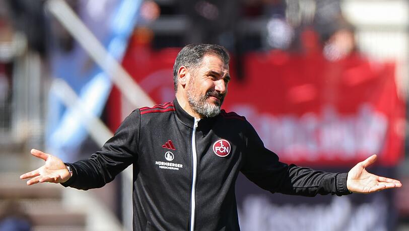 Der Nürnberger Trainer Cristian Fiel reagiert auf den Spielverlauf. Der Nürnberger Trainer Cristian Fiel reagiert auf den Spielverlauf.
