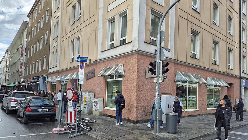 Früher war hier ein Ticket-Shop. Jetzt gibt es hier einen neuen Raum für Kunst, Kultur und Gemeinschaft, der allen Menschen offen stehen soll.