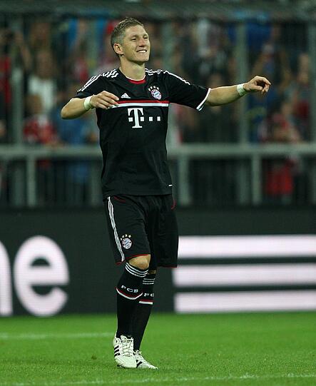 Bastian Schweinsteiger hatte den entscheidenden Strafstoß verwandelt und lässt sich von seinen Kollegen feiern.