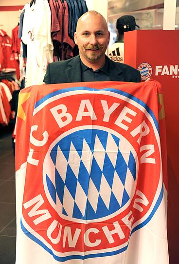 Markus Böhme kauft eine Flagge für das Feuerwehr-Vereinsheim.