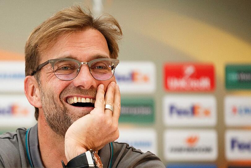 Hat gut Lachen: Jürgen Klopp scherzt über das Gerücht, Guardiola werde im Sommer nach England gehen.