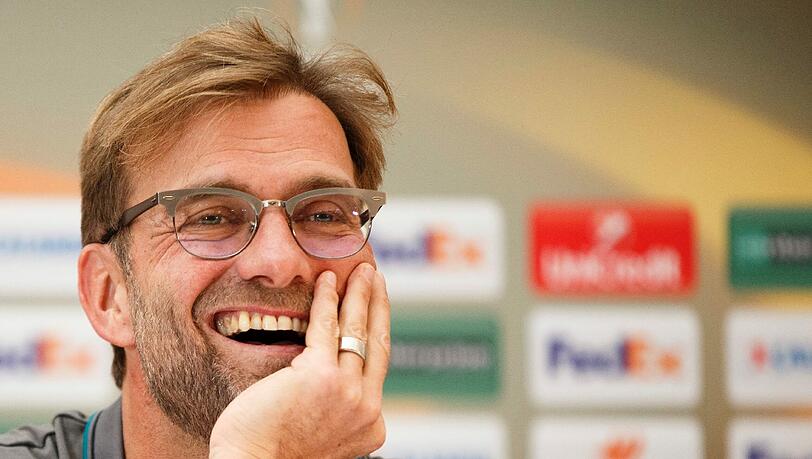Hat gut Lachen: Jürgen Klopp scherzt über das Gerücht, Guardiola werde im Sommer nach England gehen. Hat gut Lachen: Jürgen Klopp scherzt über das Gerücht, Guardiola werde im Sommer nach England gehen.