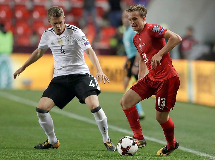 MATTHIAS GINTER: NOTE 3.
Überraschend in der Innenverteidigung. Sah bei einem Konter schlecht aus. Nicht so souverän wie sein Nebenmann.