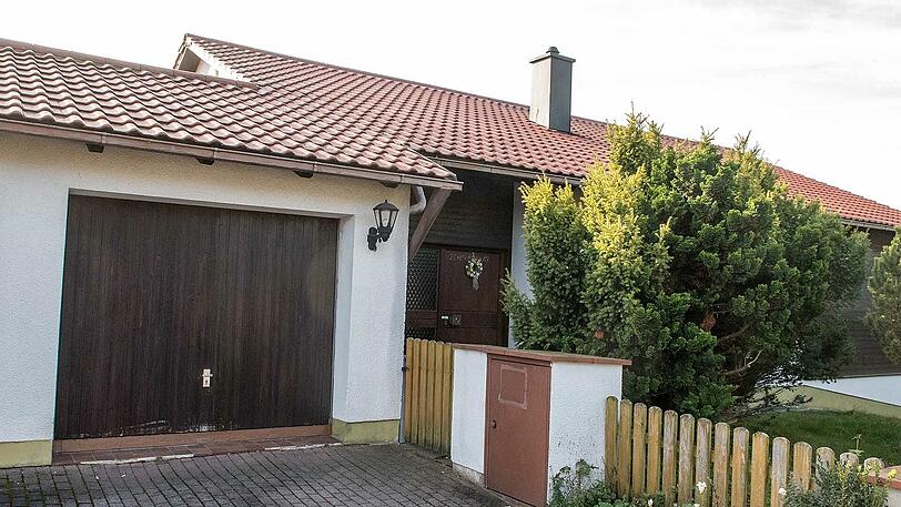 Das Einfamilienhaus in Altfraunhofen einen Tag nach dem schrecklichen Vorfall.