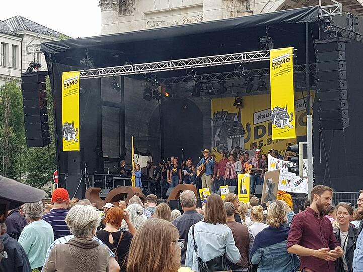 Motto: ausspekuliert! Am Samstag kamen um die 10.000 Menschen zur großen Demo gegen Spekulanten, Mietwahnsinn und für mehr Mieterschutz nach München.