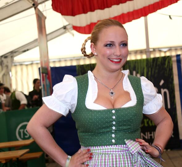 Trachtenmodenschau auf dem 27. Haderner Dorffest. Die Bilder.